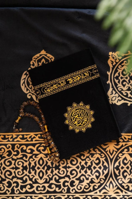مصحف فاخر بكَسوة الكعبة المخملية المطعمة بماء الذهب - تحفة قرآنية