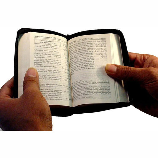 القرآن الكريم عربي إنجليزي بحافظة سحاب - حجم جيب عملي ومحمول